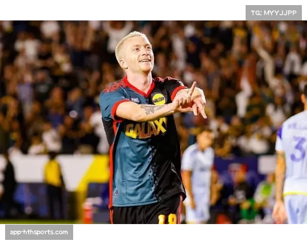 罗伊斯赛后安慰哭泣的年轻队友